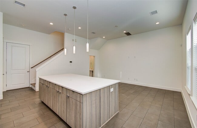 Building Photo - 556 Janisch Rd