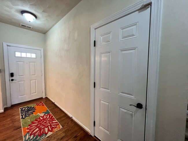 Building Photo - 3 bedroom home in sought after Whitaker Pl...