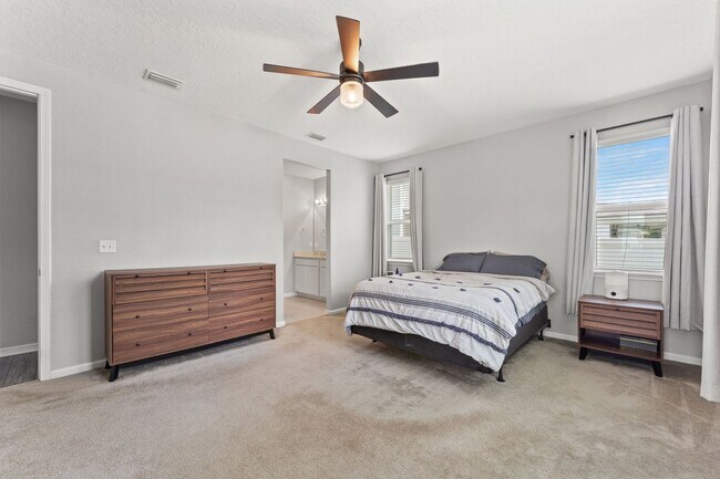 Building Photo - Serenity in Green Cove Springs!