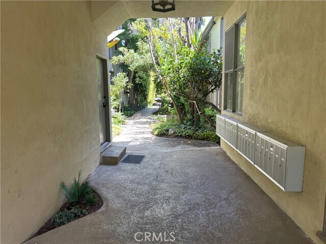 Building Photo - 630 San Vicente Blvd