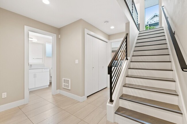 Building Photo - ULTRA-MODERN Townhome w/AC and Views in th...