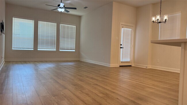 Building Photo - 215 Amaranth Wy