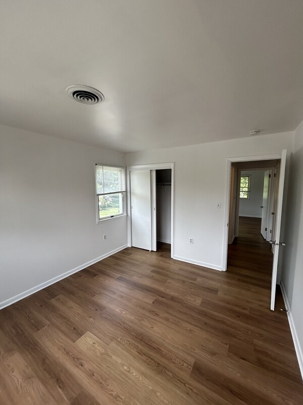 Building Photo - 302 Hillside Dr