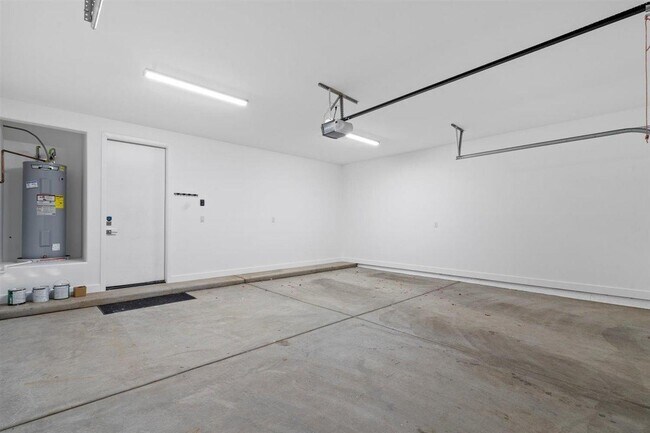 Building Photo - 1214 W 5th St