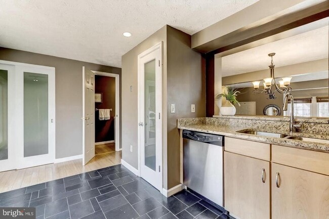 Building Photo - 3400 Oak W Dr