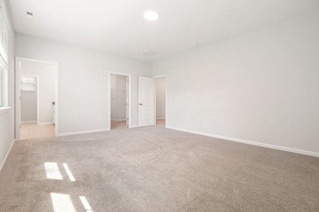 Building Photo - Stunning and spacious end-unit townhome in North Raleigh!