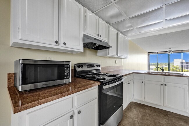 Building Photo - 12 Royal Palm Way
