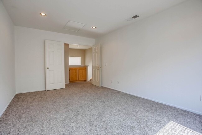 Building Photo - Available Now!! Spacious 4 Bedroom Plus a ...