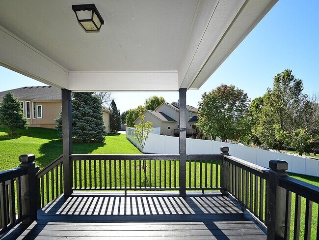 Building Photo - 19527 Shadow Ridge Dr