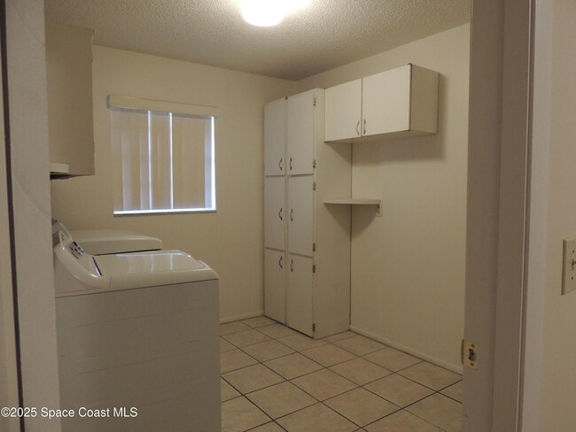 Building Photo - 2049 Ixora Dr W