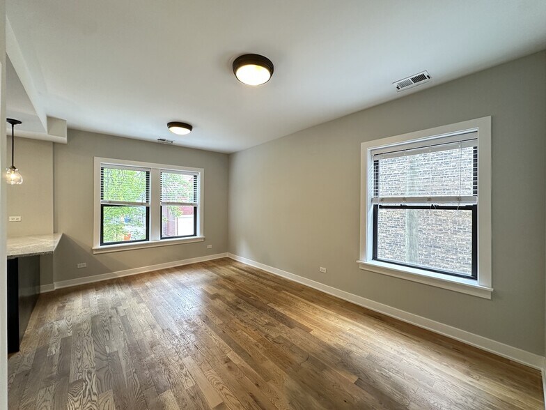 Building Photo - 2231 W Eastwood Ave