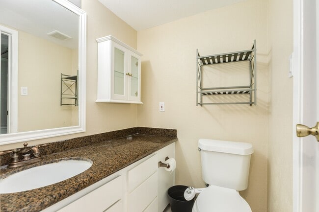 Building Photo - 7140 N Holiday Dr