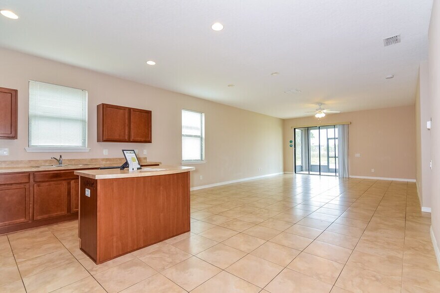 Building Photo - 10615 55th Ct E