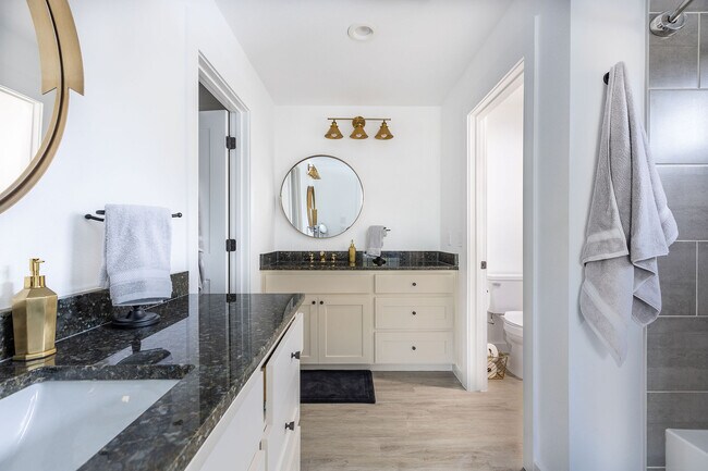 Building Photo - 1940 Green Hill Dr