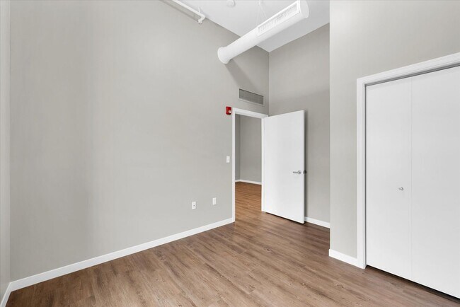 Building Photo - Live in Luxury! Stunning 1-Bedroom Apartment in Downtown Champaign