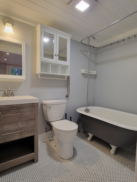 Full bathroom - 701 Bay Ave