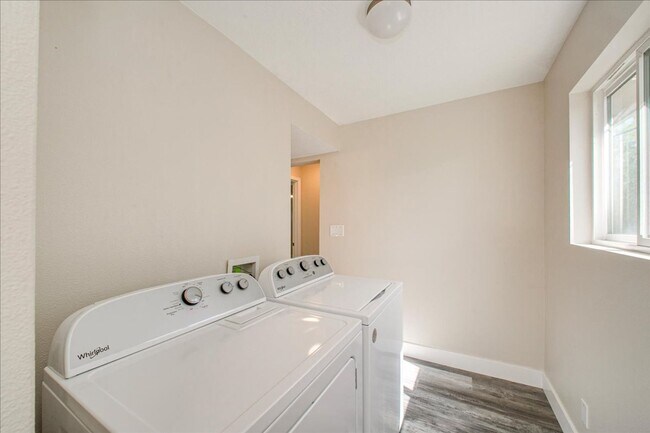 Building Photo - Newly Remodeled Boise Bench Duplex