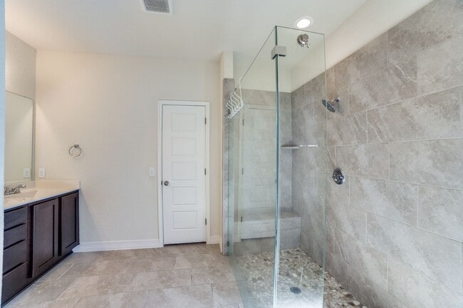 Building Photo - 2999 sq ft 4 Bedroom 3.5 Bathroom 2 Story in Waterford Park!