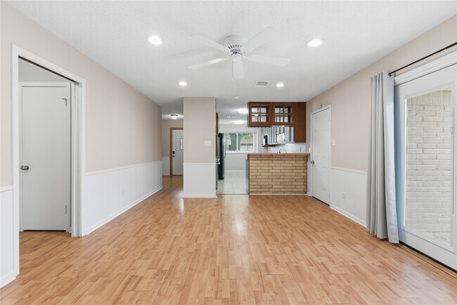 Building Photo - 5814 Viking Dr