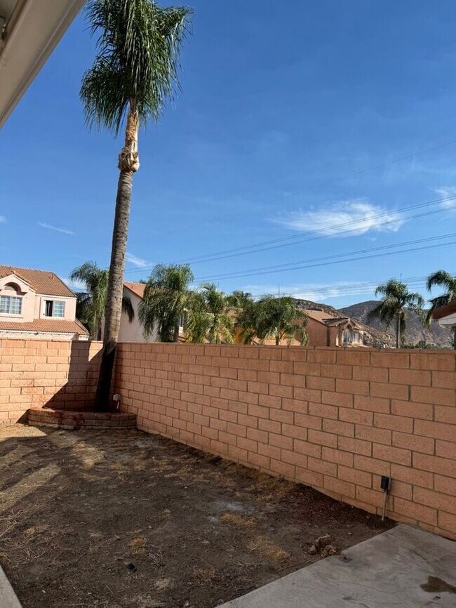 Building Photo - Beautiful 3 Bedroom House in Private Fontana Area CA 92337