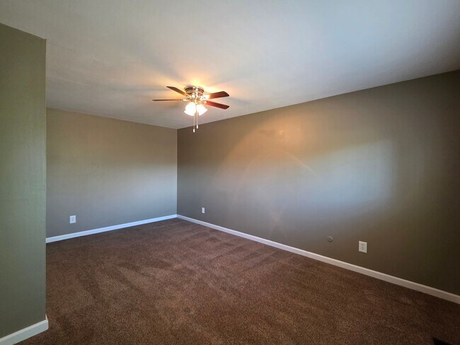 Building Photo - 3 Bedroom 2 Bathroom House With Huge Backy...