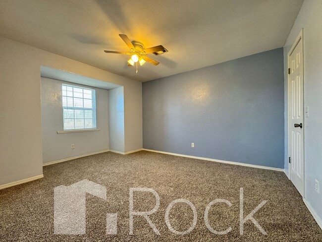 Building Photo - 2 Bedroom Townhome with All Appliances Included!
