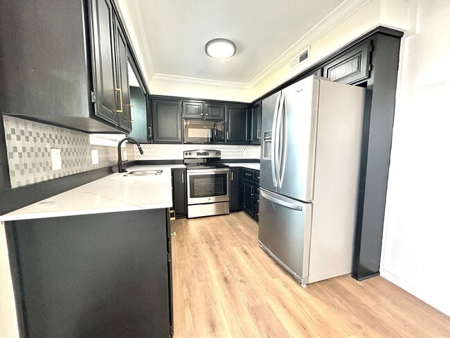 Building Photo - Well appointed 2 bed, 2.5 bath Townhouse Partial Utilities Included!
