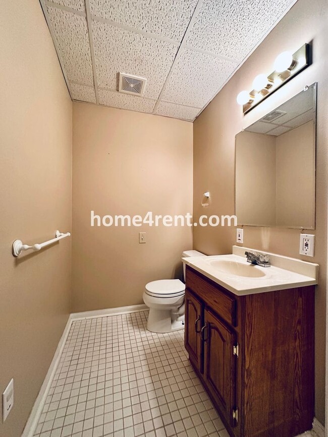 Building Photo - Beautiful, Spacious Home w/ Open Floor Pla...