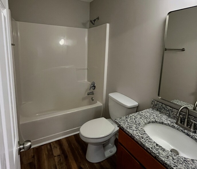 Building Photo - 14 Crestbrook Dr SW