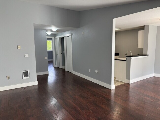 Building Photo - Charming & Spacious 1 Bedroom Condo Retreat in Renton