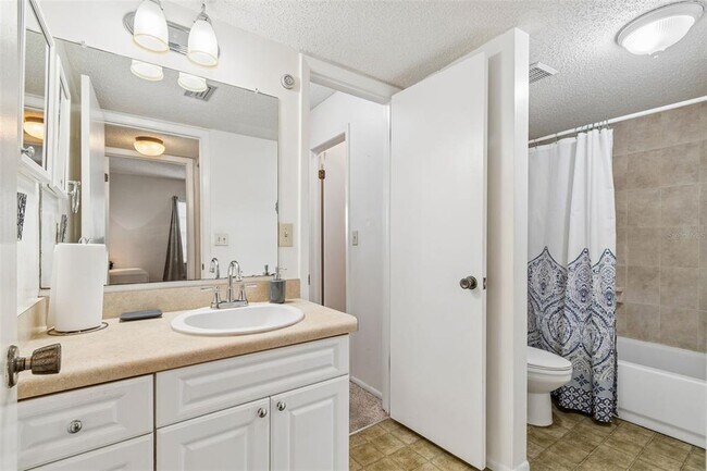 Building Photo - 11110 Carriage Hill Dr