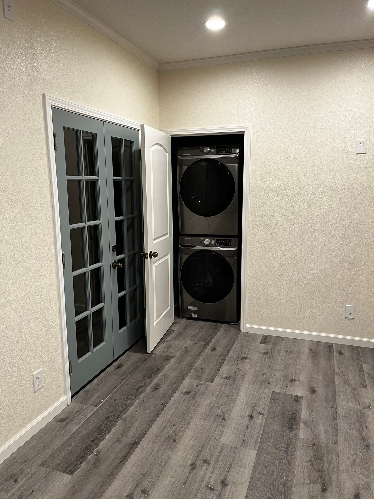 Laundry Unit - 3120 Mauricia Ave