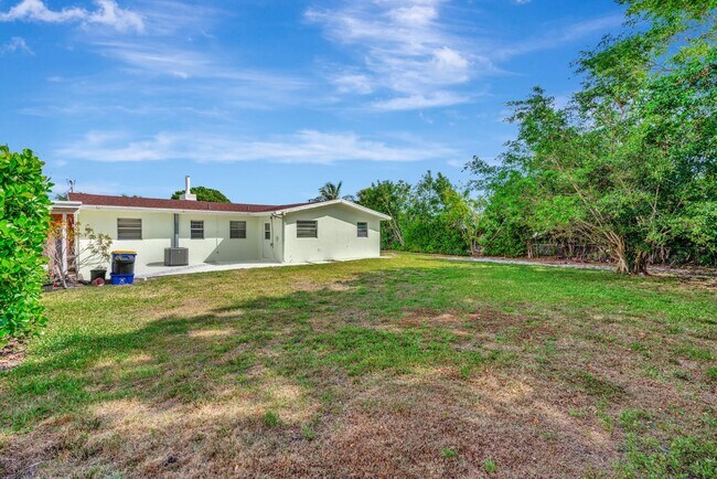 Building Photo - Beachside Bliss in Hobe Sound – Move-In Ready with Room to Roam!