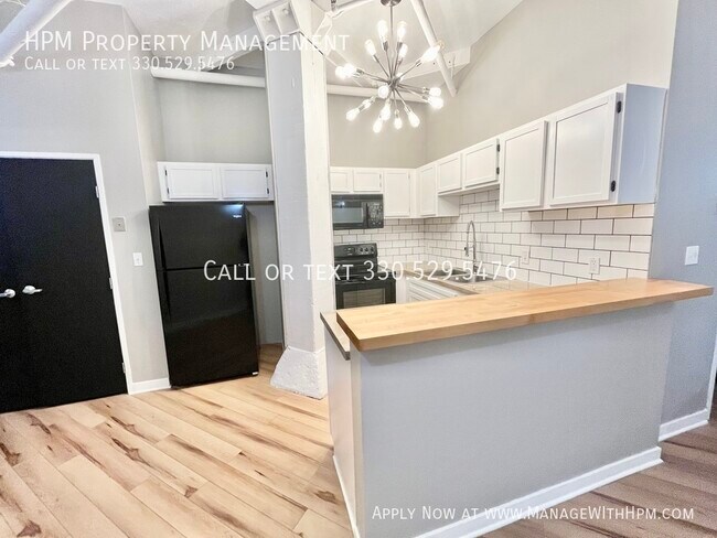 Building Photo - 1133 W 9th St