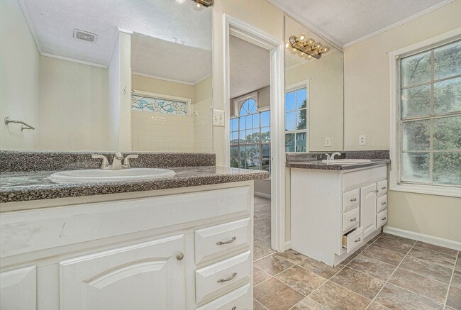 Building Photo - 3 Bedroom 2 Bath in Stone Mountain