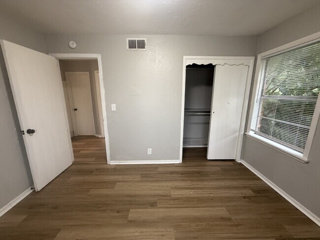 Building Photo - 4-Bedroom Home in Warr Acres
