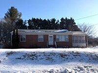 Building Photo - 3 Bedroom House off Sandusky Drive