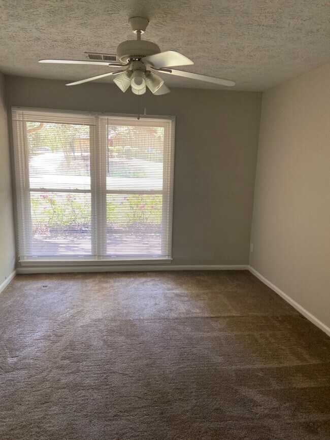 Building Photo - 105 Kimberly Dr