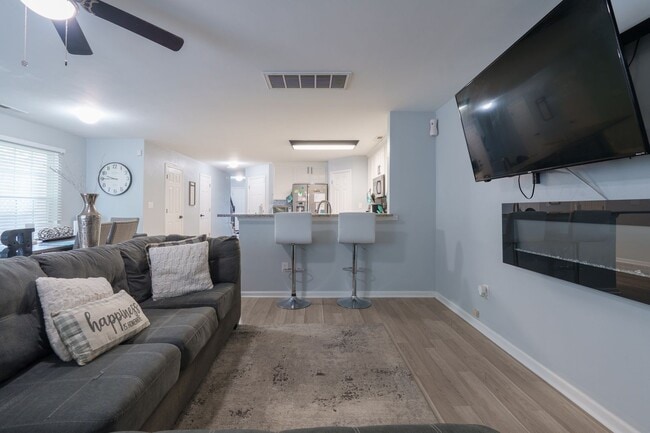 Building Photo - MOVE IN READY 3 Bedroom in the Heart of No...