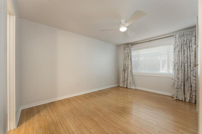 Building Photo - 2200 Dickson Dr