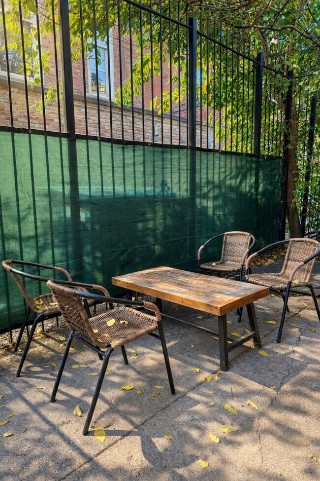 Building Photo - 736 N Throop St