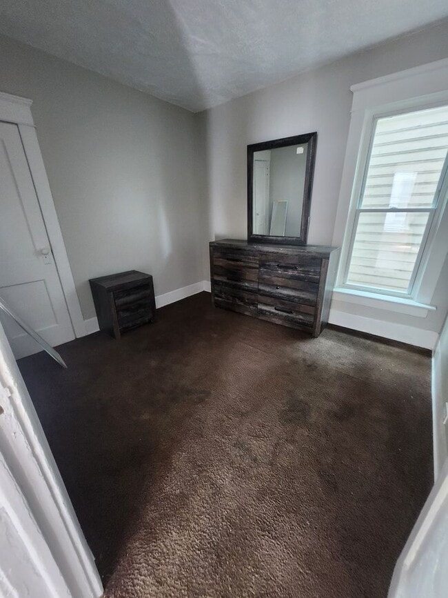 Building Photo - Lower 3 bedroom unit East side
