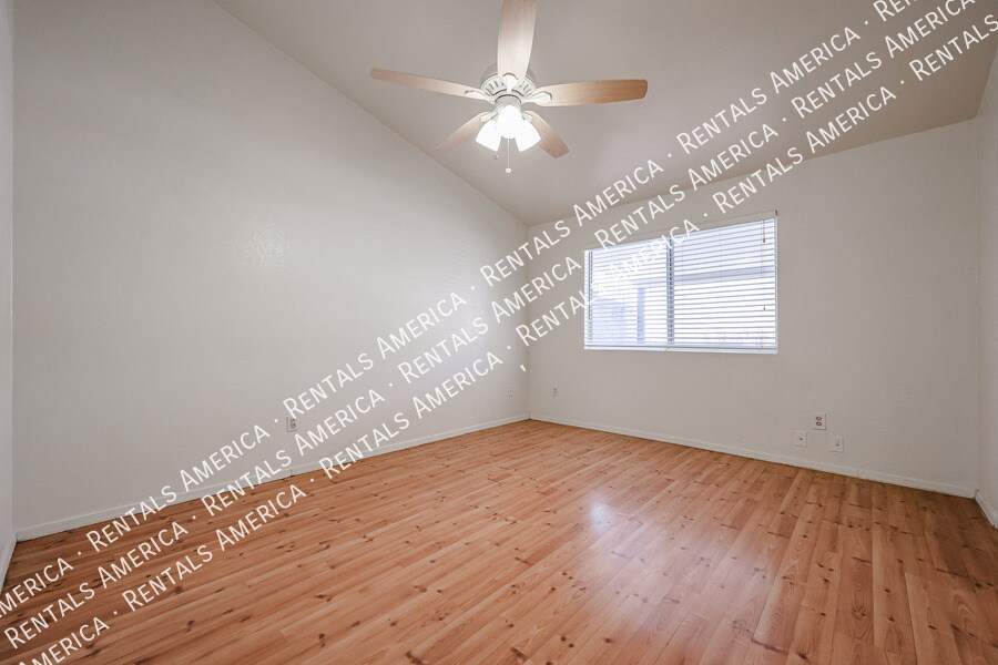 Building Photo - 2834 E Isabella Ave