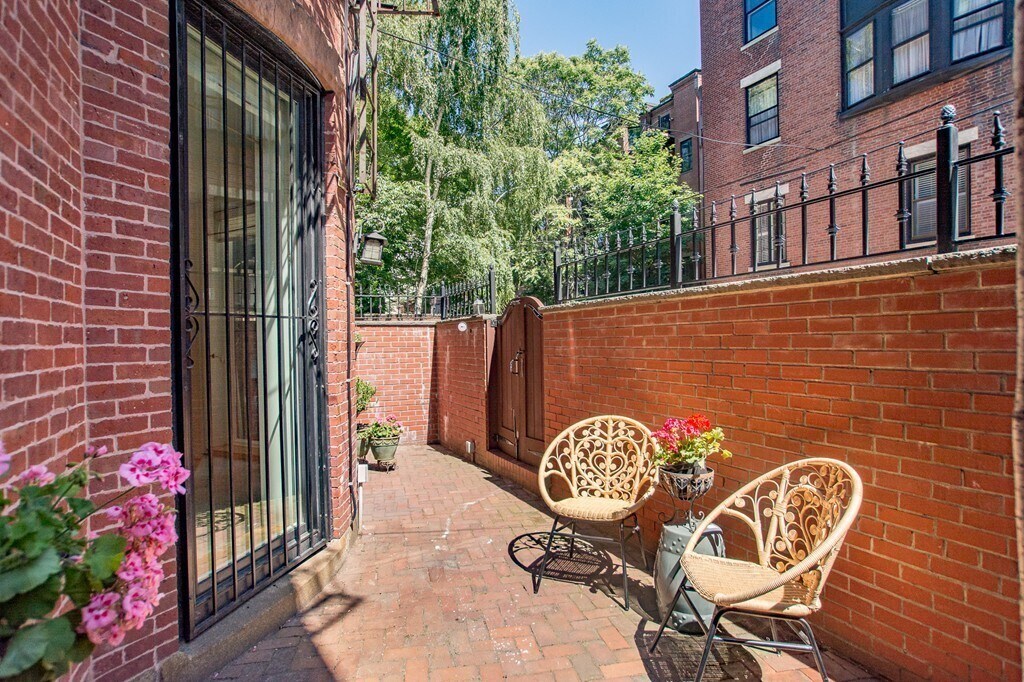 Building Photo - 388 Marlborough St