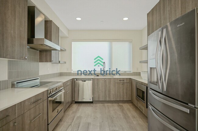 Building Photo - 3 BED & 3 BATH TOWNHOUSE FOR RENT
