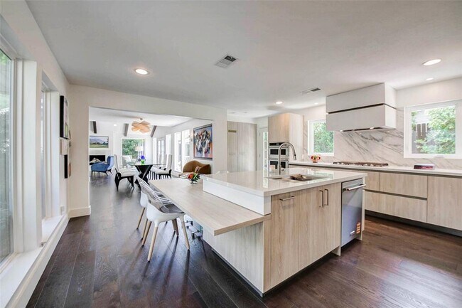 Building Photo - 2907 Fontana Dr