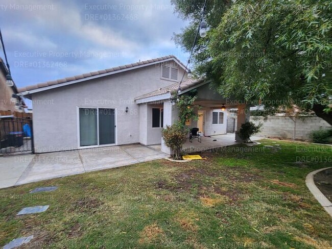 Building Photo - Spacious 4 bedroom 2 bathroom home located...