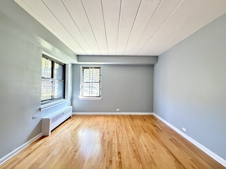 Building Photo - 1360 W Touhy Ave