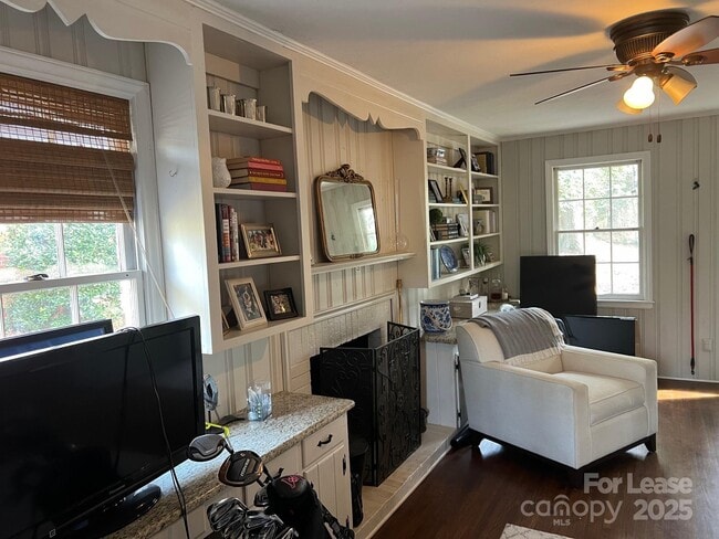 Building Photo - 5531 Farmbrook Dr