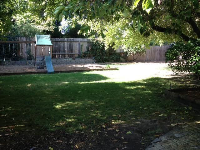 Building Photo - Central Roseville -  4 Bed, 2 Bath - Single Story - Separate Living and Family Rooms - Large Yard